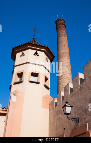 Antica torre di camino e lanterna sulla parete in Spagna Foto Stock