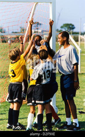 Kids Soccer team, ragazze e ragazzi insieme, con pullman abilità di insegnamento, il lavoro di squadra, teamspirit, Melbourne Florida Foto Stock