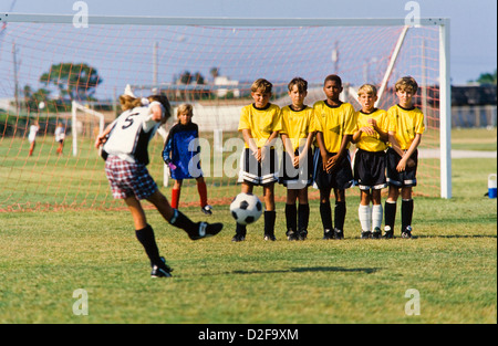 Kids Soccer team, ragazze e ragazzi insieme, con pullman abilità di insegnamento, il lavoro di squadra, teamspirit, Melbourne Florida Foto Stock