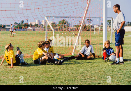 Kids Soccer team, ragazze e ragazzi insieme, con pullman abilità di insegnamento, il lavoro di squadra, teamspirit, Melbourne Florida Foto Stock