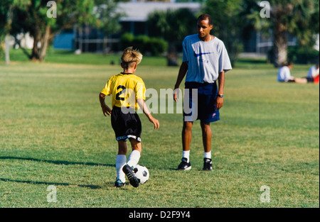 Kids Soccer team, ragazze e ragazzi insieme, con pullman abilità di insegnamento, il lavoro di squadra, teamspirit, Melbourne Florida Foto Stock