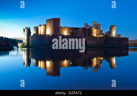 Castello di Caerphilly di notte, Caerphilly, South Wales, Regno Unito Foto Stock