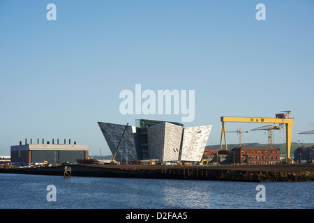 Belfasts nuovo Titanic centro visitatori presso le fasi finali di costruzione con su di Harland e Wolffs gru giganti Foto Stock