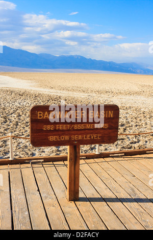 Bacino di Badwater è il punto più basso in Nord America, il Parco Nazionale della Valle della Morte, CALIFORNIA, STATI UNITI D'AMERICA Foto Stock