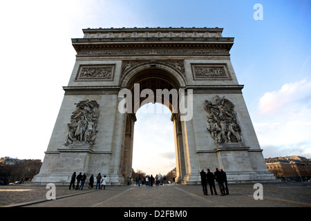 Il magnifico Arco di Trionfo di Parigi, in Francia, catturato da una prospettiva bassa, mette in risalto la sua grandiosa architettura e le intricate sculture Foto Stock
