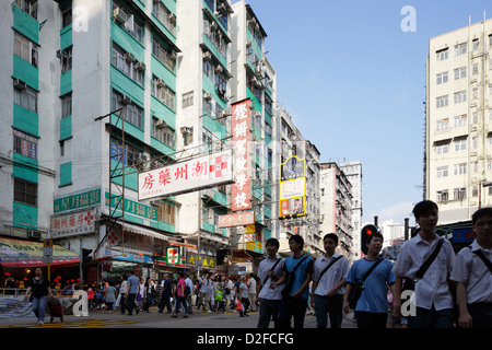 Hong Kong, Cina, passanti in una strada a Kowloon Foto Stock