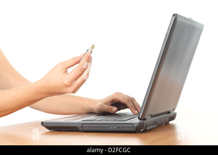 Bella donna le mani su un computer portatile con una pen drive su un tavolo di office in un bianco sfondo isolato Foto Stock