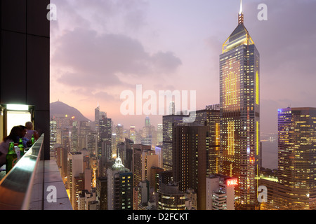 A Hong Kong, Cina, skyline di Hong Kong come il crepuscolo Central Foto Stock