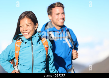 Giovani interracial giovane razza mista giovane a camminare in alta montagna con zaino Foto Stock