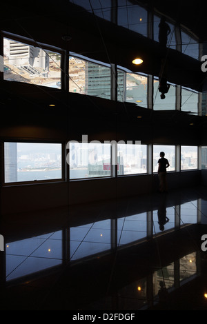 Hong Kong, Cina, riflessioni di windows sul ponte di osservazione Banca di Cina Foto Stock