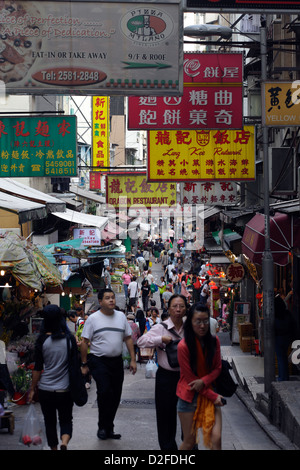 Hong Kong, Cina, passanti su una strada per lo shopping di Hong Kong Central Foto Stock