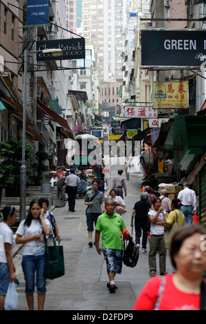 Hong Kong, Cina, passanti su una strada per lo shopping di Hong Kong Central Foto Stock