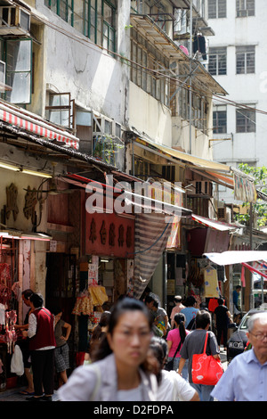 Hong Kong, Cina, passanti su una strada per lo shopping di Hong Kong Central Foto Stock