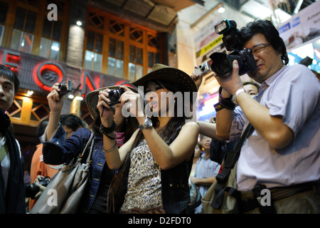 Hong Kong, Cina, fotografi dilettanti e fotografi professionisti di fotografare persone vestite Foto Stock