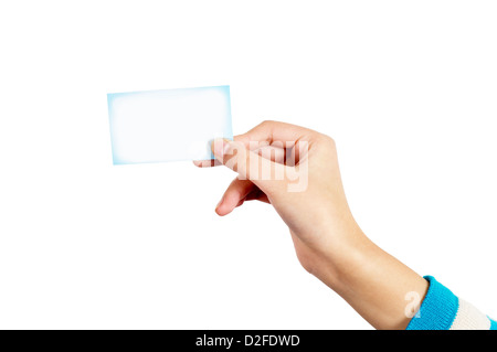 La donna ha consegnato blank business card in mano. Foto Stock