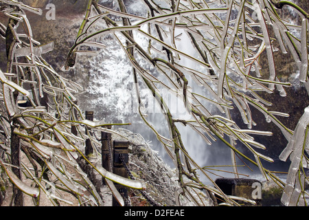 Struttura congelate lungo il percorso escursionistico di Multnomah Falls in Columbia River Gorge Oregon in inverno Foto Stock