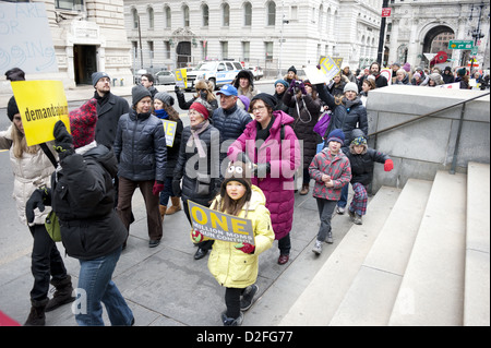 Un milione di mamme per il controllo dell'arma dimostrazione in NYC on gennaio 21, 2013 per chiamare per pistola più severe e regolamenti di munizioni. Foto Stock