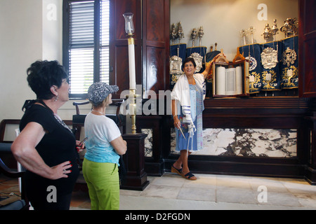 Docente di Diane Becker Krasnick mostrante la Torah, la sinagoga ebraica, Charlotte Amalie, san Tommaso, Isole Vergini USA, Caraibi Foto Stock