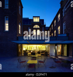 Maddalena Chapter House, Exeter, Regno Unito. Architetto: Feilden Clegg Bradley Studios LLP, 2012. Il cortile al tramonto con vista Foto Stock