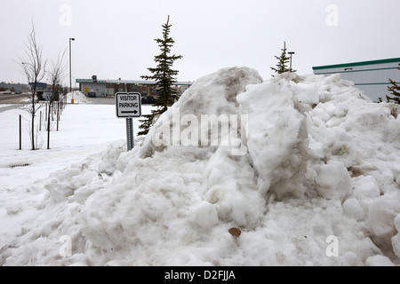 Gran mucchio di neve per la raccolta cancellati da strade residenziali Saskatoon Saskatchewan Canada Foto Stock