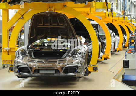 I dipendenti di Porsche AG opera in corrispondenza di una linea di assemblaggio del modello di Porsche 911 durante il complesso principale di fabbrica della Porsche in Stuttgart Zuffenhausen Martedì, il 24 gennaio 2012. Foto: Uli Deck dpa Foto Stock