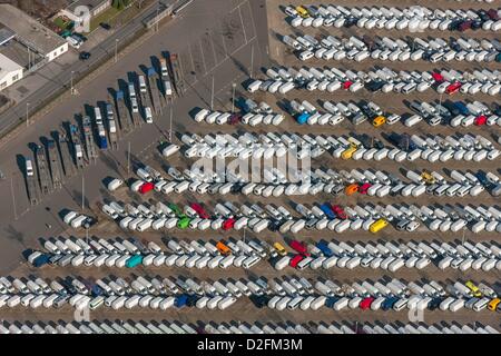 Vista sulla consegna area di parcheggio sul terreno di fabbrica della Mercedes Benz Sprinter produzione in Dusseldorf, il 19 marzo 2012. Foto Stock