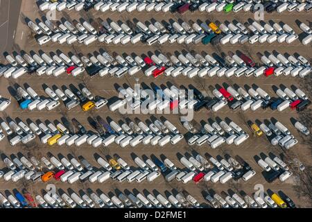 Vista sulla consegna area di parcheggio sul terreno di fabbrica della Mercedes Benz Sprinter produzione in Dusseldorf, il 19 marzo 2012. Foto Stock