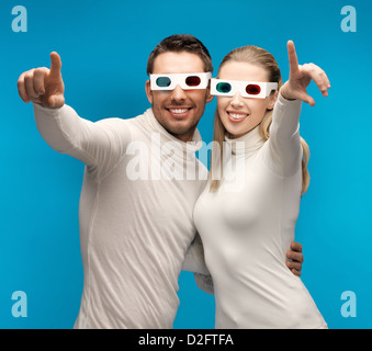 L uomo e la donna con gli occhiali 3D Foto Stock