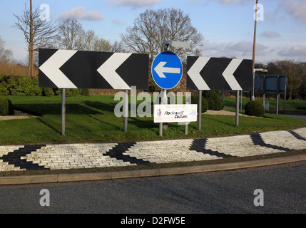 Sponsorizzato rotatorie in zona industriale e commerciale di Burgess Hill west sussex Foto Stock