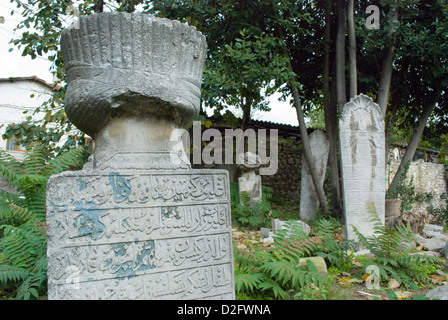 Antiche tombe musulmane nello storico quartiere di Fatih di Istanbul. Foto Stock