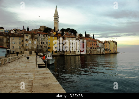 La mattina presto vista della vecchia città di destinazione di vacanza cittadina di Rovinj / Rovigno in Istria, Croazia. Foto Stock