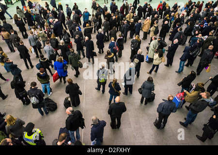 Pendolari, folla - passeggeri in attesa dei treni alla stazione di Kings Cross, Londra, Regno Unito - gruppo di persone dall'alto Foto Stock