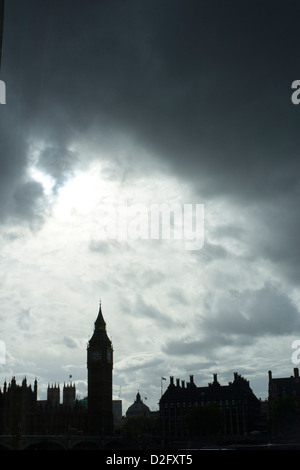 Silhouette di Big Ben contro il cielo nuvoloso, London REGNO UNITO Foto Stock