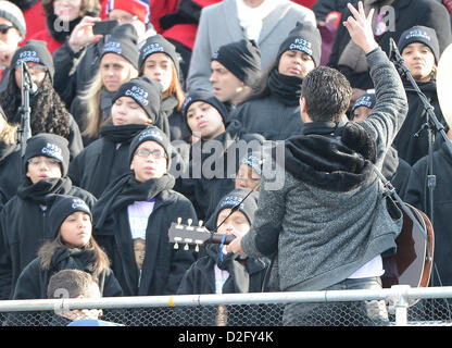 Washington DC, Stati Uniti d'America. Il 21 gennaio 2013. Il PS22 Chorus dalla scuola pubblica 22 in Graniteville, Staten Island, New York eseguire prima il Presidente degli Stati Uniti Barack Obama ha tenuto il giuramento di ufficio durante il pubblico giuramento cerimonia presso l'U.S. Capitol a Washington D.C. il lunedì, 21 gennaio, 2013..Credit: Ron Sachs / CNP.(restrizione: NO New York o New Jersey o giornali quotidiani nel raggio di 75 miglia da New York City) Foto Stock