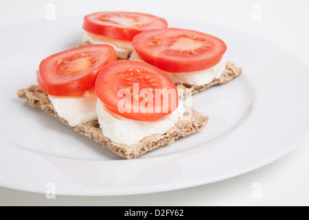 Fette biscottate con fette di pomodoro e formaggio Foto Stock