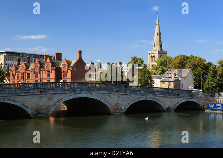 Chiesa di San Paolo e di Bedford oltre il Fiume Great Ouse Foto Stock