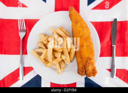 Close-up di junk food con la forchetta e coltello da tavola sulla bandiera britannica Foto Stock