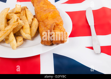 Ritagliato shot di junk food sulla bandiera britannica Foto Stock