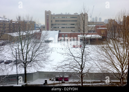 Gli abbandonati e deserti News International Building si trova quiete e la neve indisturbati poiché le carte spostata fuori Foto Stock