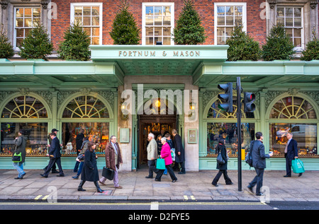 Ingresso anteriore del famoso Luxury department store, Fortnum e Mason, a Piccadilly, Londra, Regno Unito Foto Stock