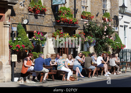 La gente seduta al di fuori dei due produttori di birra pub su Park Street in estate Foto Stock