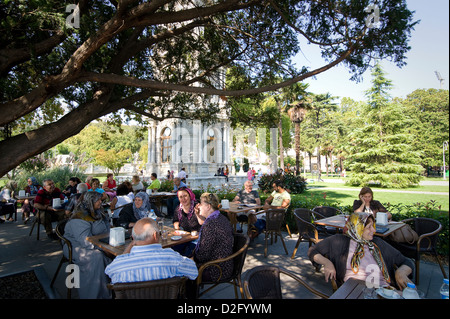 Istanbul: una bella tea garden accanto al palazzo Dolmabahce dove i turchi ed i turisti di bere il tè e rilassarsi. Foto Stock