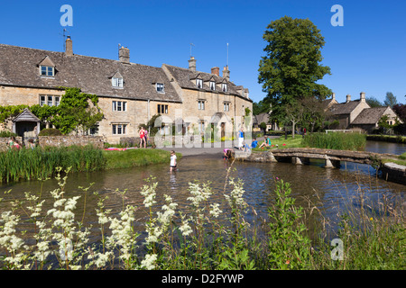 Cotswold cottage lungo il fiume Eye Foto Stock