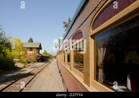 California, Napa Valley Wine Train. Vista della stazione ferroviaria dalla storica del Treno del Vino. Foto Stock