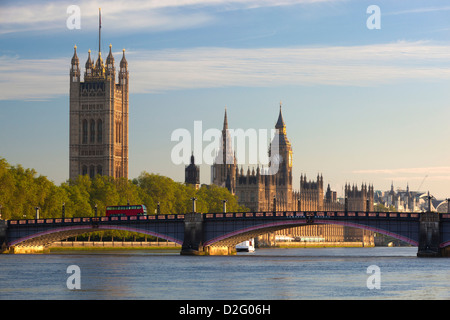 Lambeth Bridge e le case del Parlamento sul Fiume Tamigi Foto Stock