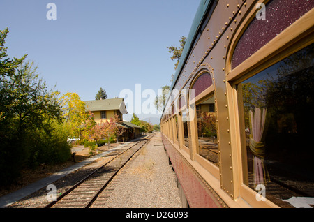 California, Napa Valley Wine Train. Vista della stazione ferroviaria dalla storica del Treno del Vino. Foto Stock