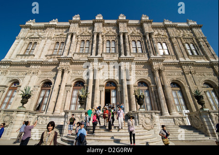 Il Palazzo Dolmabahce e fu terminato nel 1855 per il sultano Abdul Mecit. Esso ha un giardino fantastico e anche i giardini del tè intorno ad esso. Foto Stock