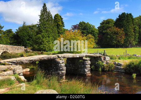 Estate, due ponti in pietra antica Clapper Bridge, villaggio Postbridge; Est Dart River; Parco Nazionale di Dartmoor; Devon, Inghilterra Foto Stock