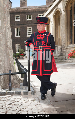 Beefeater, un Yeoman Warder guard rilassante mentre sul dovere di motivazione della Torre di Londra. Città di Londra Inghilterra REGNO UNITO Foto Stock