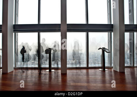 London, Regno Unito - 23 Gennaio 2013: visitatori guardare il panorama di Londra come visto da "La vista dalla Shard'. "La vista dalla Shard' si apre al pubblico il 1 febbraio, che offre una vista impareggiabile sulla città di Londra. Foto Stock